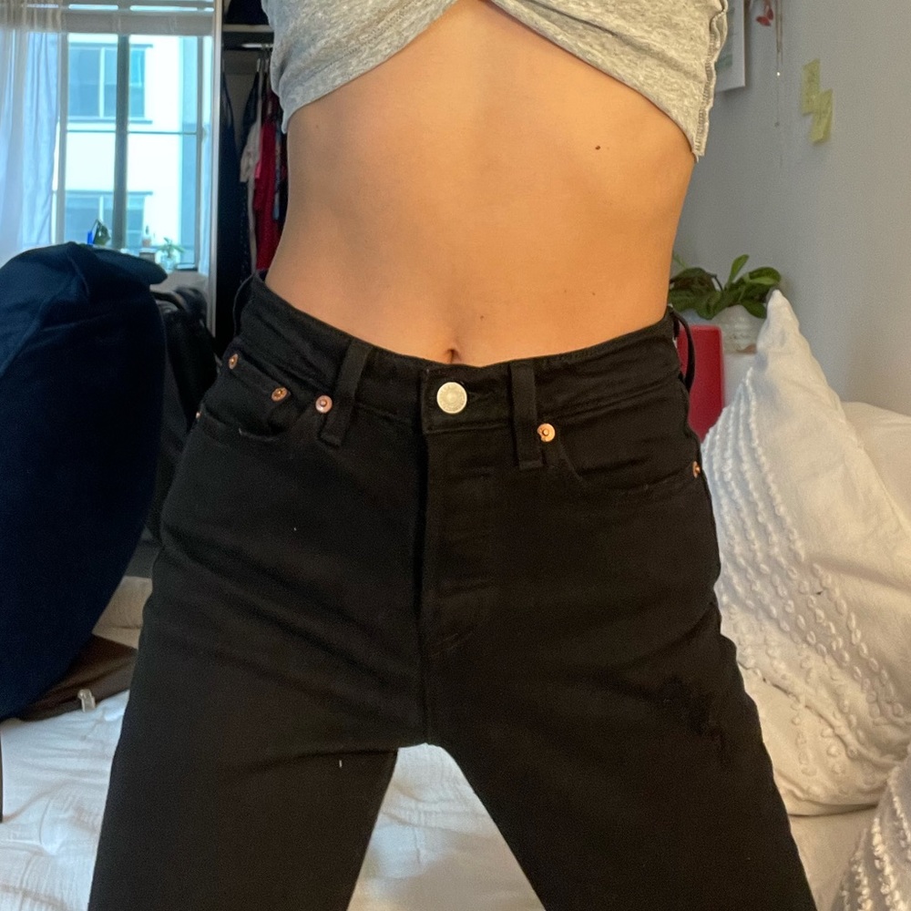 Levi’s wedgie black high rise jeans knee distress